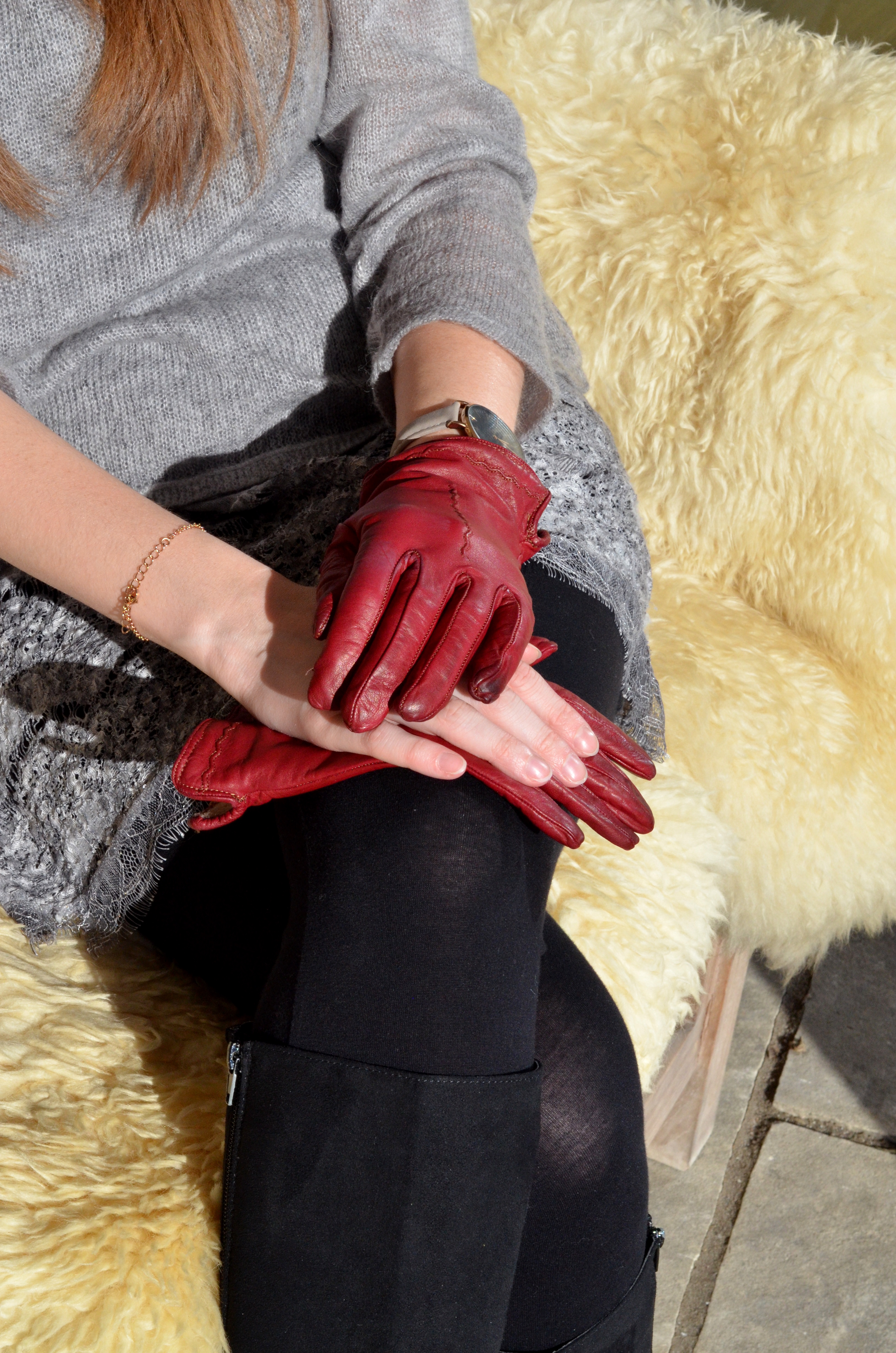 Winteroutfit - Strickkleid & rote Lederhandschuhe